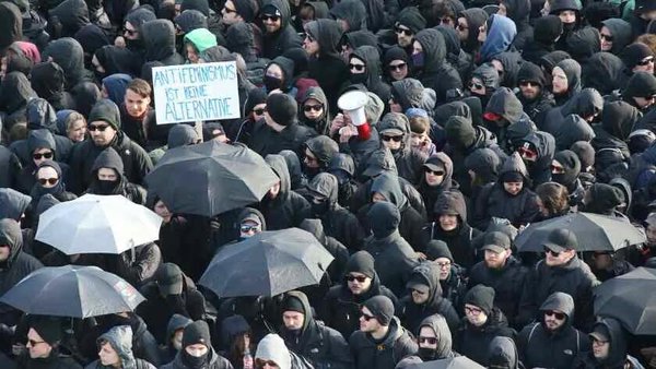 Нереди у Штутгарту уочи конференције десничарске партије, 400 људи ухапшено